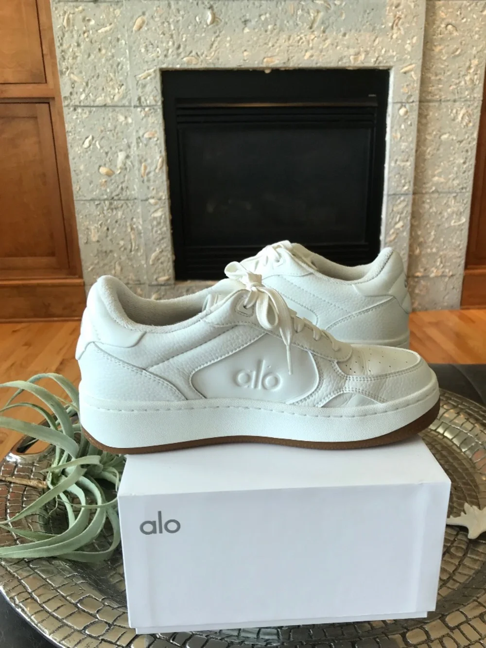 ALO Yoga Cream/White Low-Top Sneakers